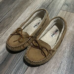 Minnetonka Fuzzy Slip On Leather Suede Brown Moccasins Women's 8
